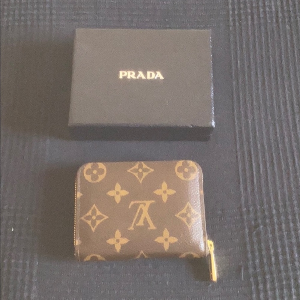 Prada Box 📦 - Picture 3 of 3